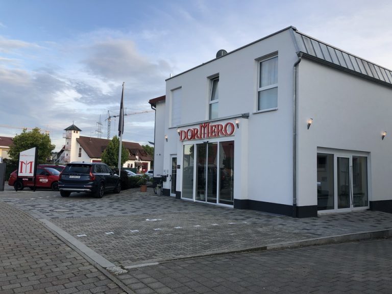 ホテルの前のスペースはとても広々としていました。