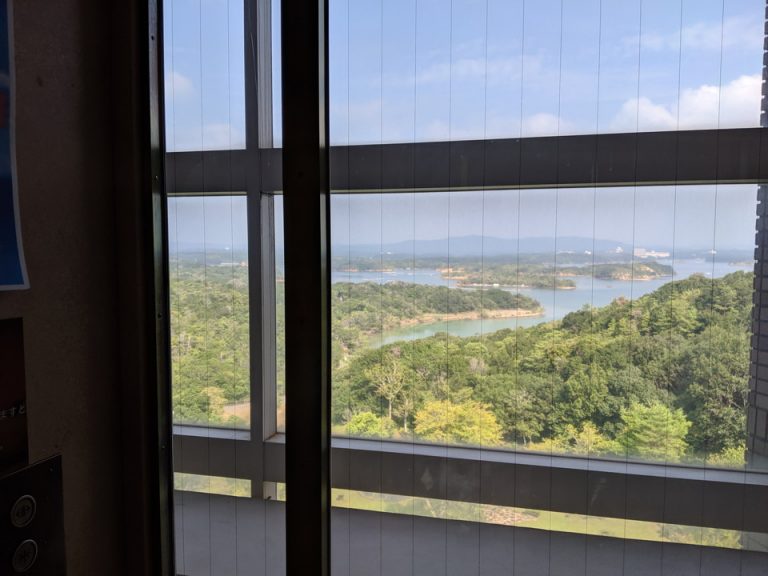 エレベーター内観③