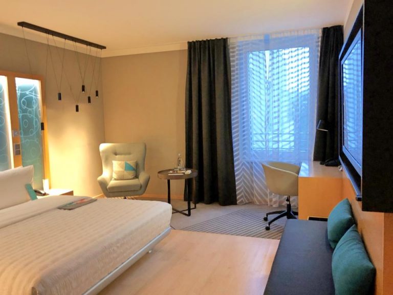 客室全体(窓際方向)