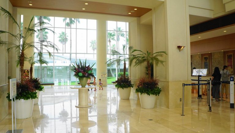 一階フロント前