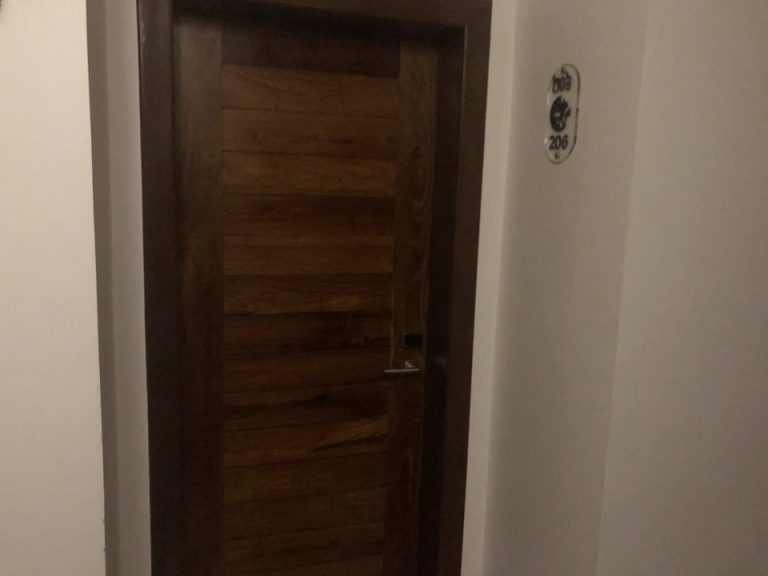 廊下から見た客室ドア