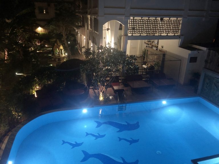 客室から見たプール