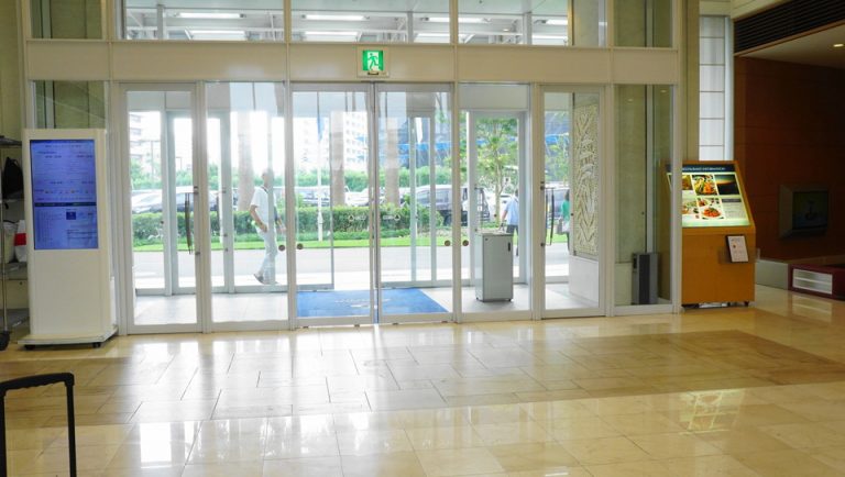 中側からのエントランス