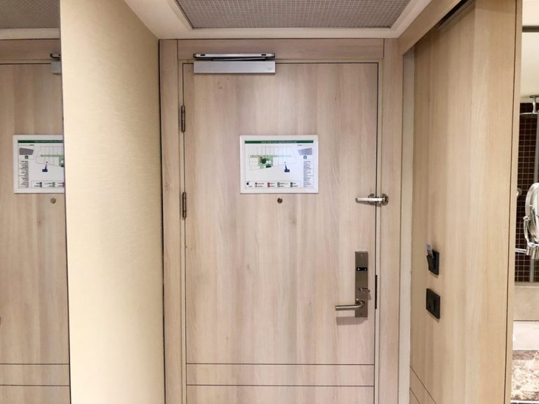 客室入口内観ドア