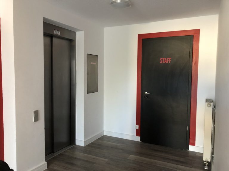 階段の奥にエレベーターがありました。