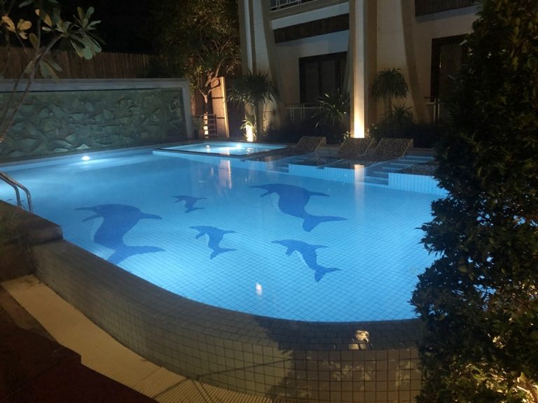 中庭にプールがあり、夜遅くまで自由に入れます