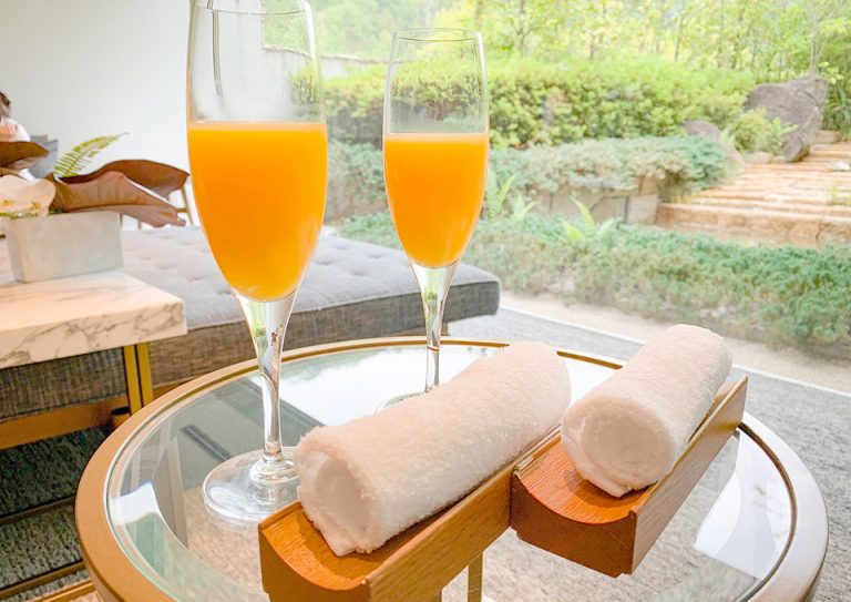 チェックイン時にいただいたフレッシュなジュースとおしぼり