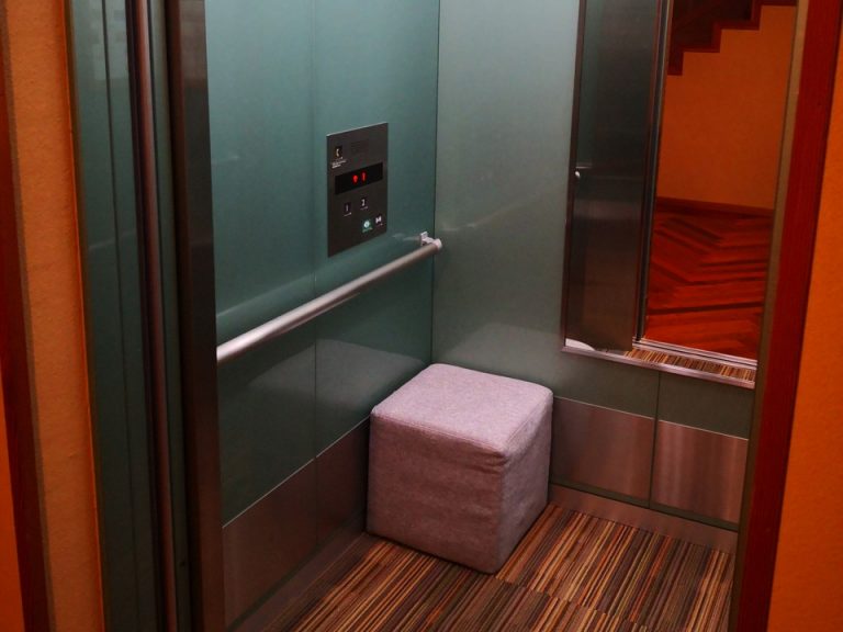 09_望雲_エレベータ_エレベーター内観