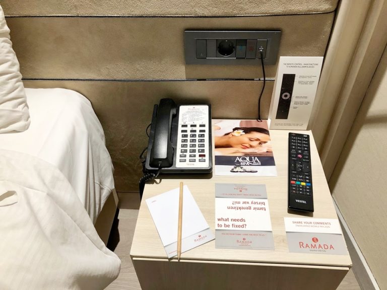 ベッド横サイドテーブル