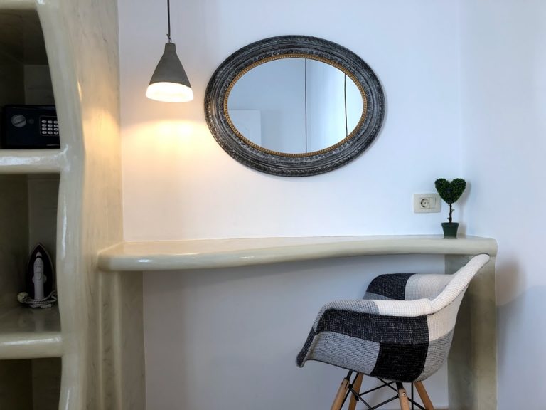 ベッドルームのデスク