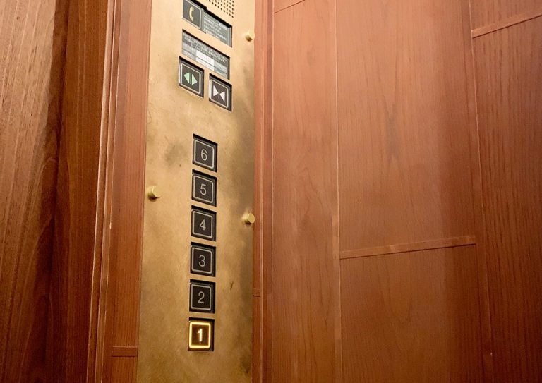 エレベーターの中。レトロなボタン