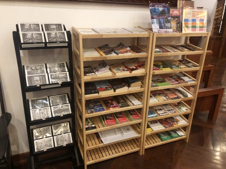 ロビー入り口付近にポストカード売り場とパンフレット置き場がありました