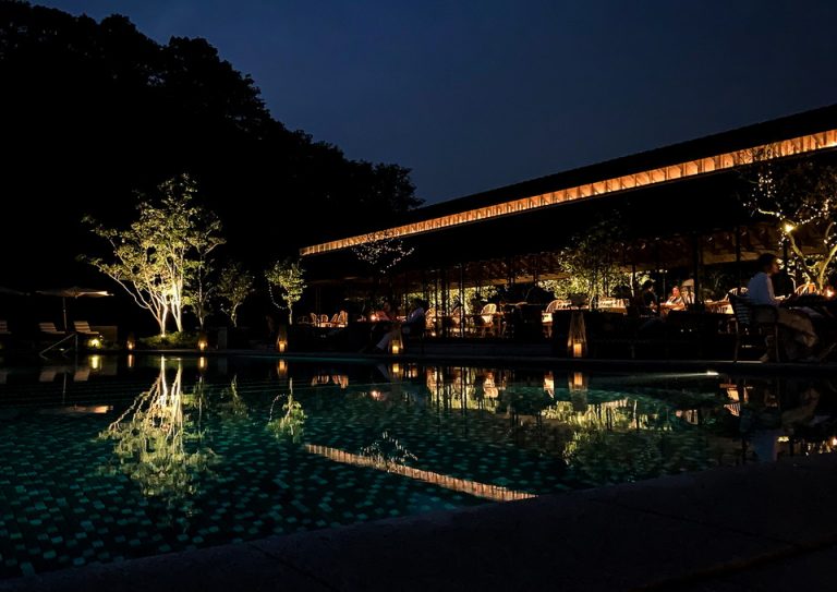 エレテギア横にあるプール