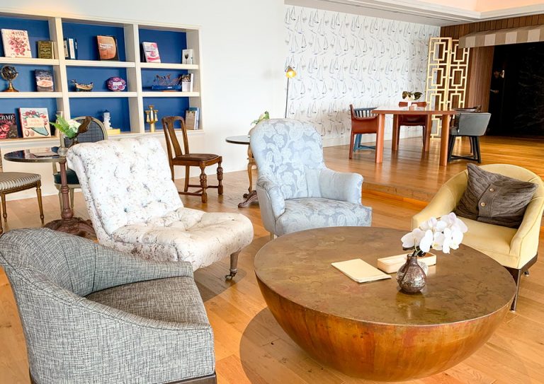 01_チェアーや小物、一つ一つにこだわりを感じる。造船産業の歴史を思わせる模型などが並ぶ