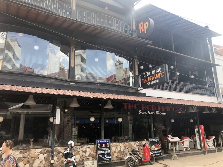 有名な_RED PIANO_の2号店がホテルの通り沿いにあり、徒歩5分ほどで行けます