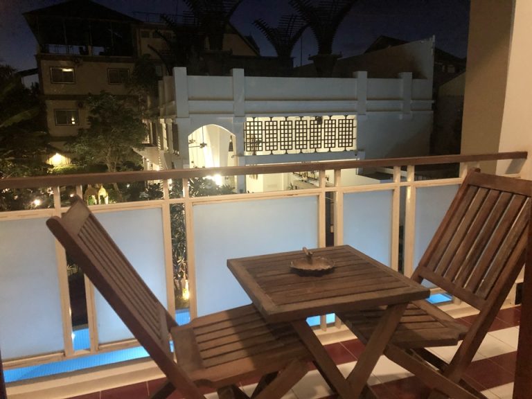 ベランダスペースには椅子が2つありました