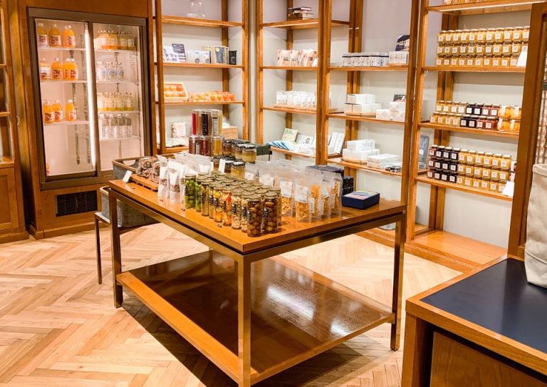 00_ブティック(お土産コーナー)そこまで広くはないが、品揃えは充実している