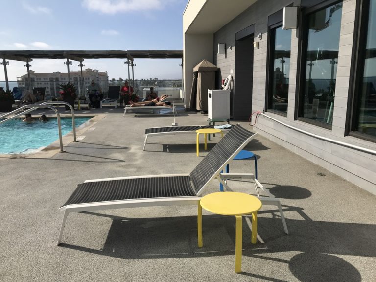 プールサイドにはビーチチェアとデスクがあり部屋から持ってきたワインなどを十分に楽しめるスペースがありました