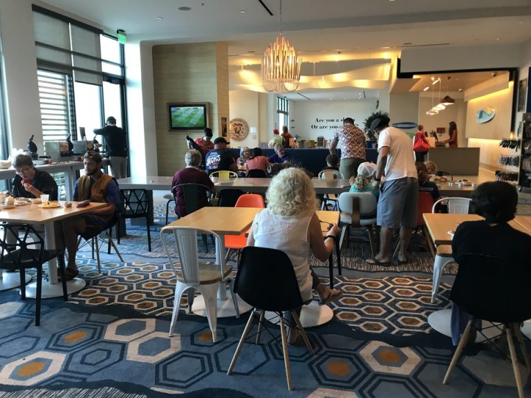 朝食はロビーでとれます