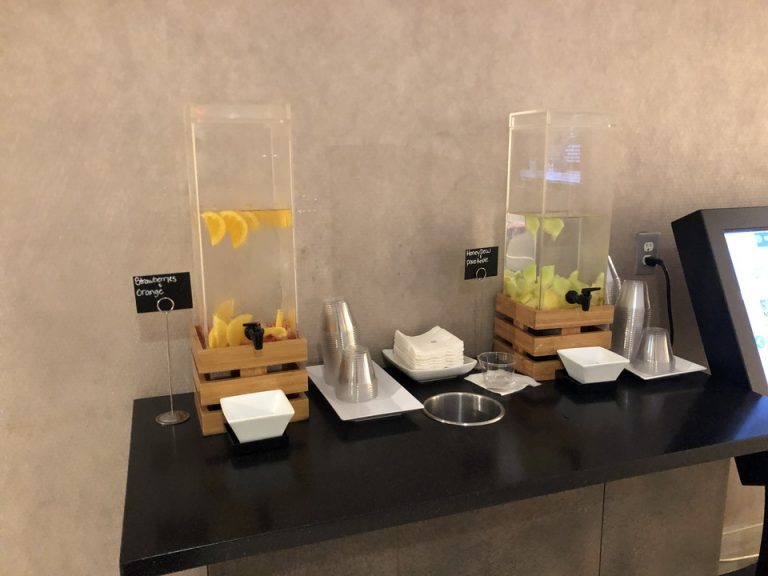 ロビーの水