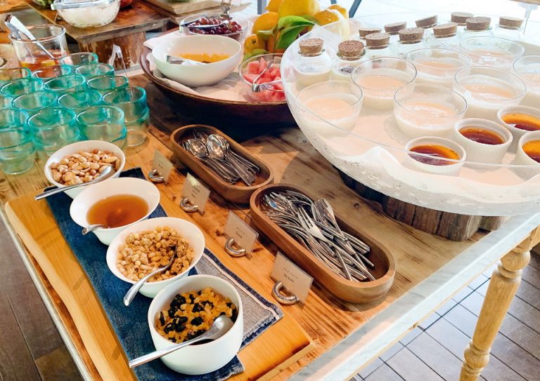 サラダ、デザート、ドリンクがビュッフェ形式