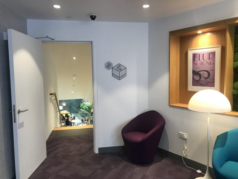 客室階からラウンジへの階段