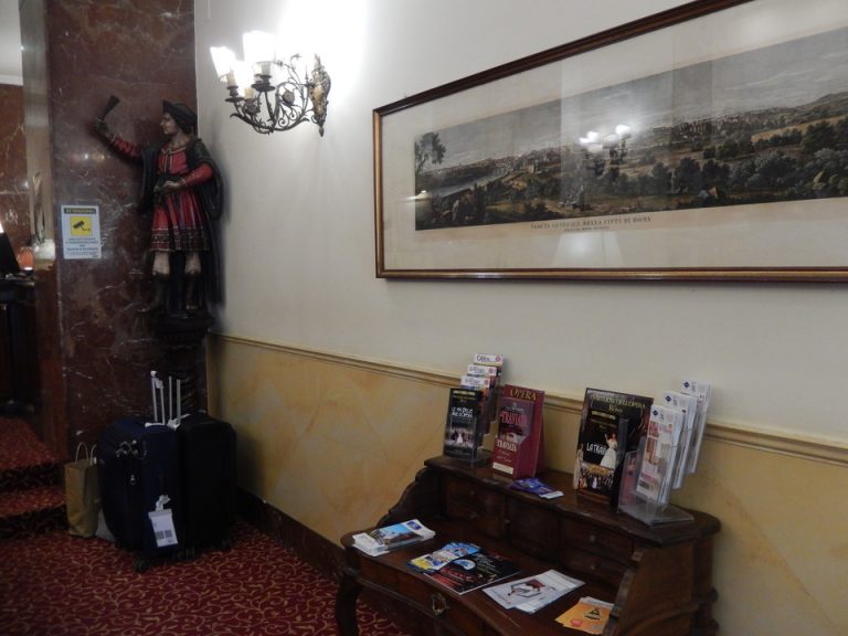 フロントデスク前