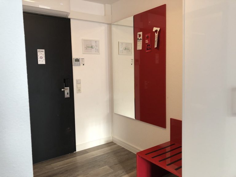 入り口には鏡があり、ドイツには珍しくエアコンも完備されていました。