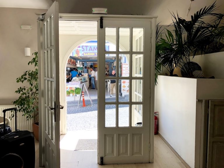 エントランス内観ドア1