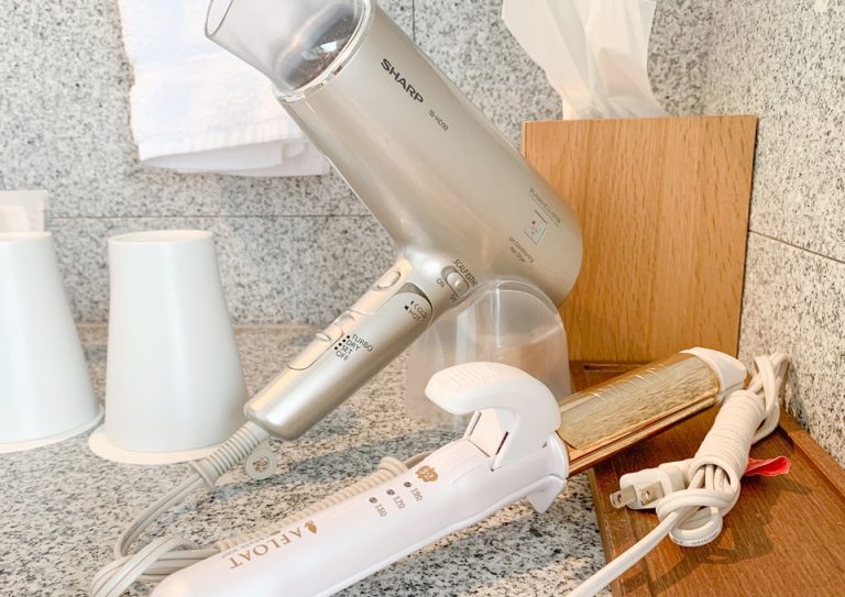 55_カールヘアアイロンまであるのは珍しいのではないか。女性に嬉しいアイテム