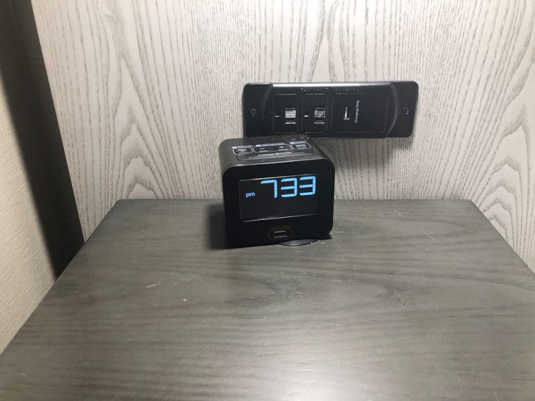 ベッド横テーブルコンセント