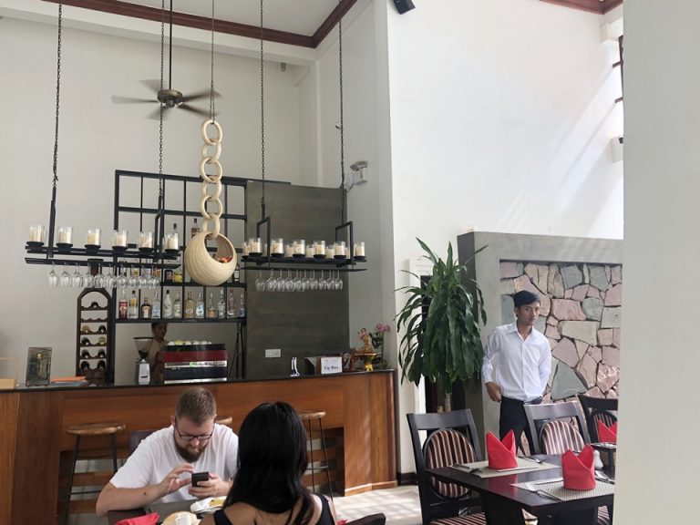 奥にバーカウンターがあります