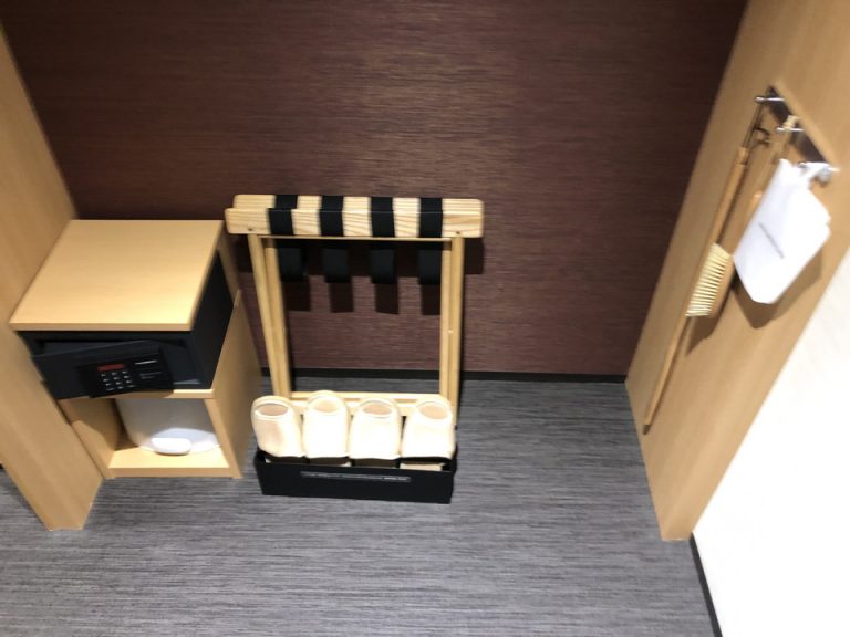 荷物置きとセキュリティボックス