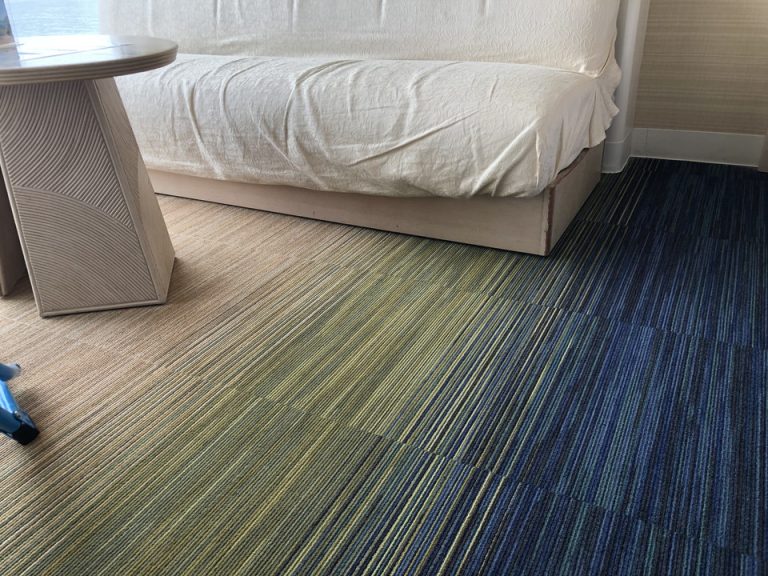 ジュータンの配色がとても綺麗でした。窓の景色との調和が凄いです。