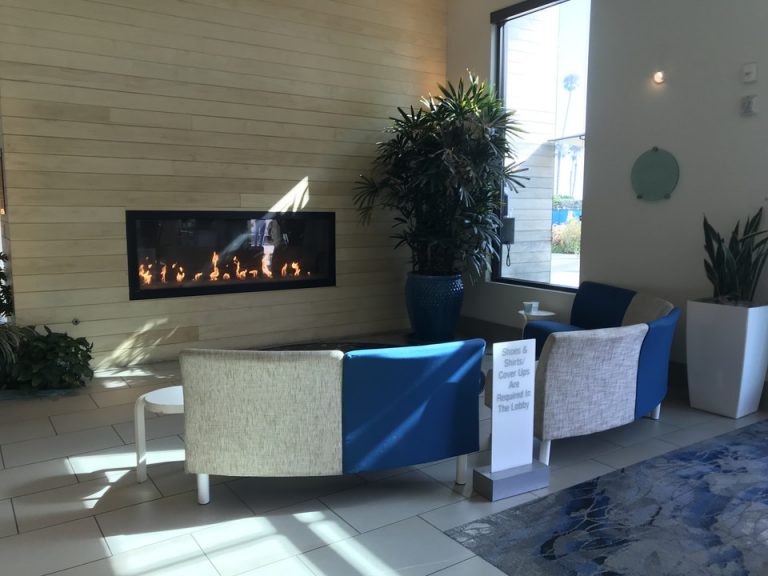 エントランスにはファイヤーピットとソファがありました。海を存分に感じれるインテリアでした。