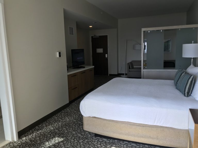 客室バルコニーから入り口にかけて