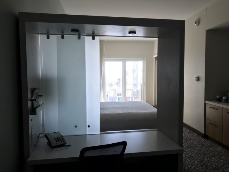 デスクの間仕切り