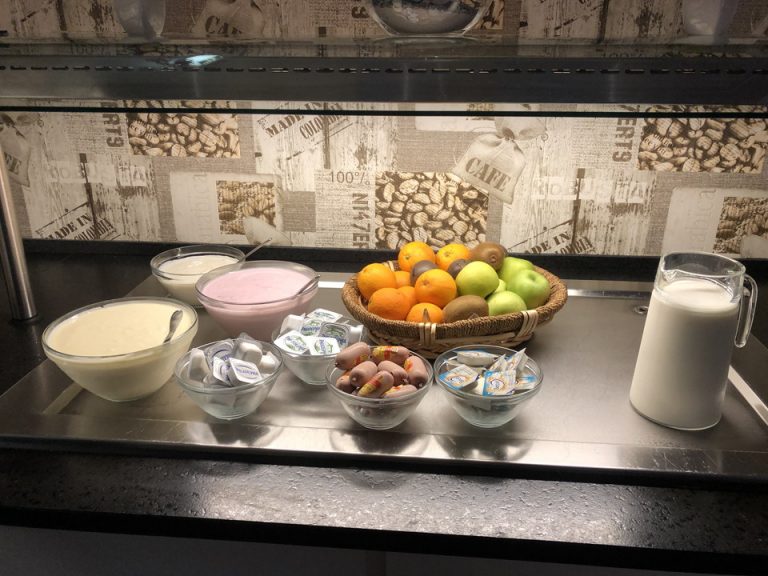 フルーツは種類は多くなかったですが、置いてありましたし、牛乳、ヨーグルトなども常に補充されていました。
