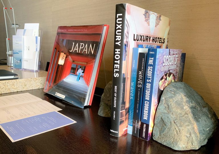 何冊か本があった。内容は、海外の方向けのようだ