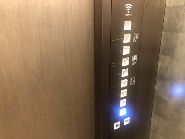 エレベーター内(1)