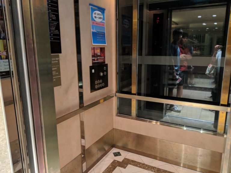 エレベーター内観①