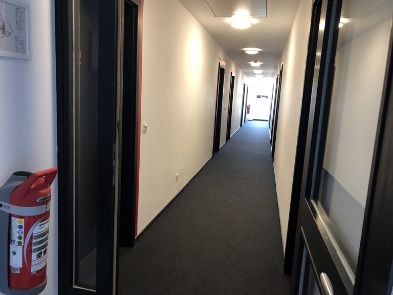 廊下は明るく、常に清潔に保たれていました。