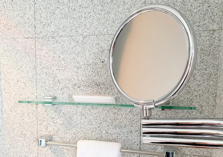 33_伸縮機能が備わった鏡。メイクするときに便利