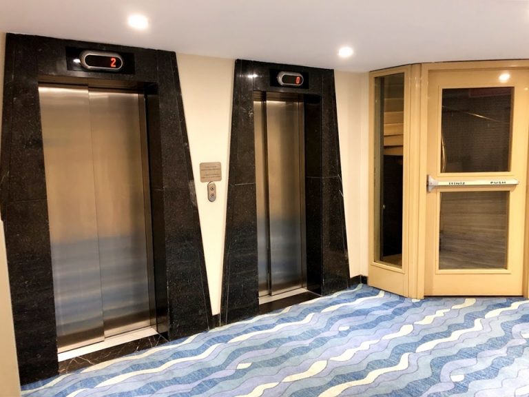 客室階エレベーターホール2