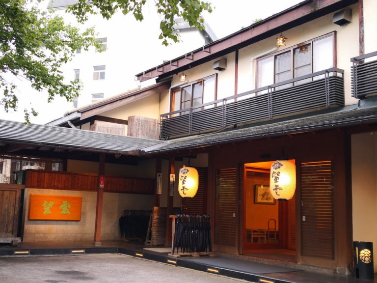 03_望雲_ホテルの外観_エントランス外観_02