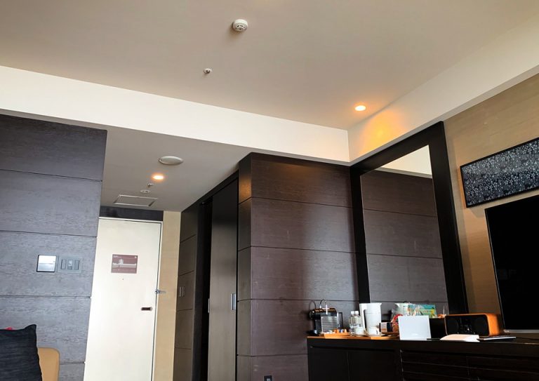 06_部屋中央部から入口の眺め