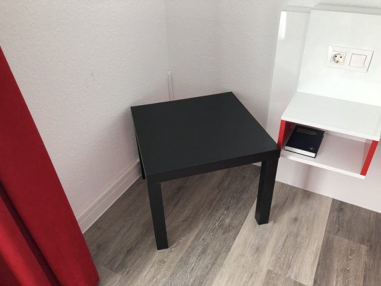 ベットの脇に小さなテーブルがあり便利でした。