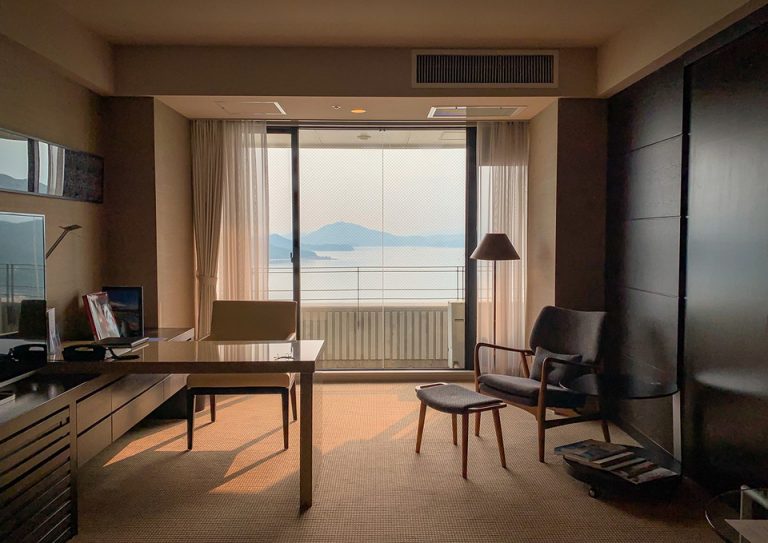 01_入口から部屋の眺め。ベランダの向こうには瀬戸内海