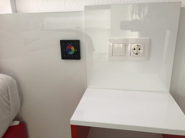 両サイドにコンセントがありました。