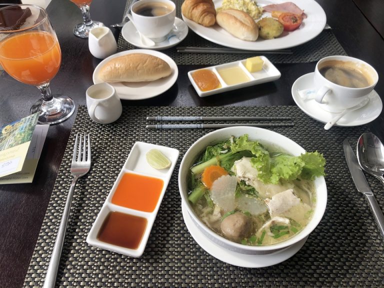 朝食はブュッフェ形式ではなく、10種類ほどのメニューから好きなものを選びます